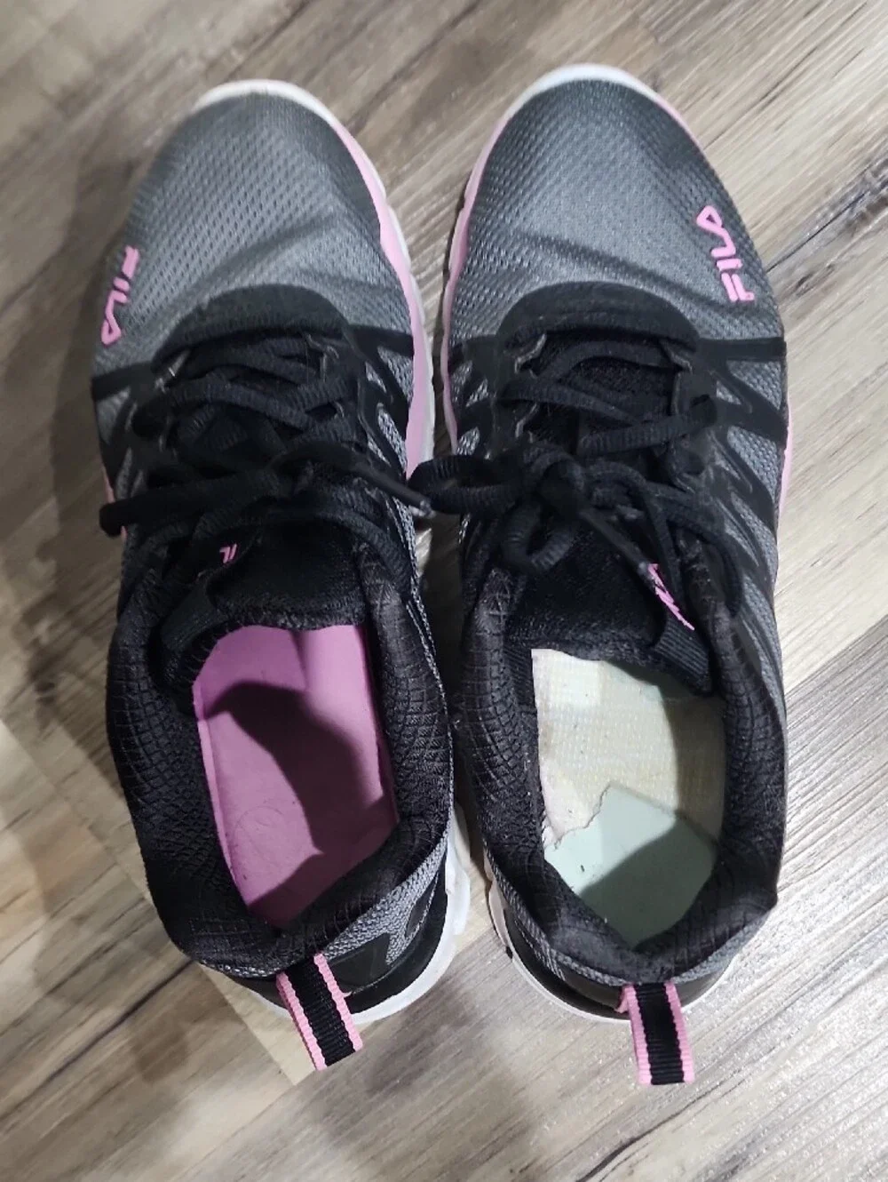 FILA Women's Gray and Pink Low-Top Athletic Trainers